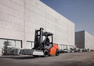 Carrelli elevatori frontali elettrici Toyota 9 FBH 80T 