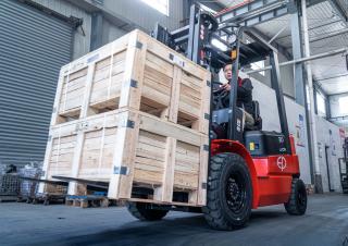 Carrelli elevatori frontali elettrici EP EFX252