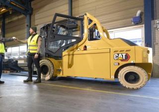 Carrelli elevatori frontali elettrici Caterpillar EP14N2T