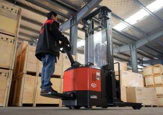 Carrelli elevatori retrattili elettrici EP CQE12R