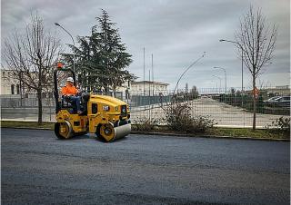 Rulli Compattatori stradali vibranti combinati Caterpillar CC2.7GC