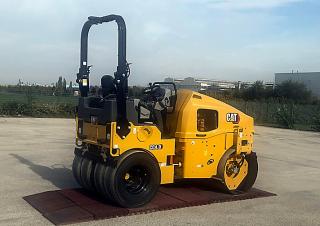 Rulli Compattatori stradali vibranti combinati Caterpillar CC4.0