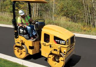 Rulli Compattatori stradali vibranti tandem Caterpillar CB24B