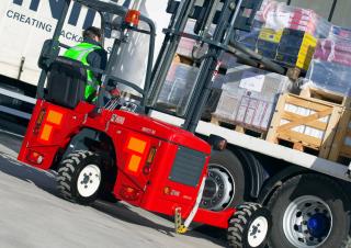 Carrelli elevatori montati su camion Carrelli elevatori diesel Moffett M 4-25.3