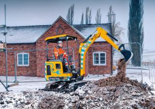 Escavatori cingolati elettrici JCB 19C-IE