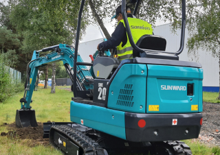 Escavatori cingolati elettrici Sunward SWE20FED