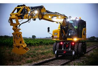 Escavatori gommati Caterpillar M323F 