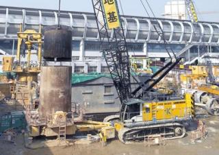 Gru cingolate - braccio a traliccio Liebherr HS 8130