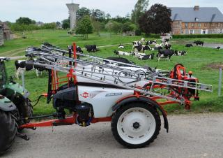 Irroratrice con barra su rimorchio Kuhn Atlantique 2400