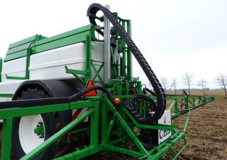 Irroratrice con barra su rimorchio CHD FG6351