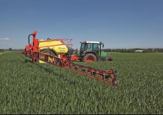 Irroratrice con barra su rimorchio Kverneland Ikarus S38