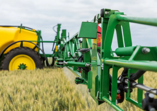 Irroratrice con barra su rimorchio John Deere M724i