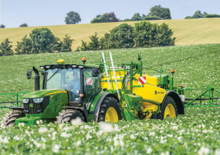 Irroratrice con barra su rimorchio John Deere M962i