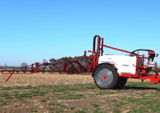 Irroratrice con barra su rimorchio Unia Plus Rex 2521