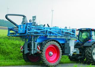 Irroratrice con barra su rimorchio Lemken Primus 12/2500