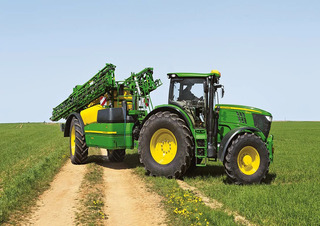 Irroratrice con barra su rimorchio John Deere R 944 i