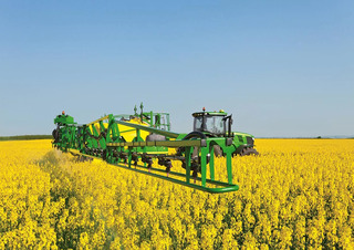 Irroratrice con barra su rimorchio John Deere R 944 i