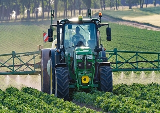 Irroratrice con barra su rimorchio John Deere R732i