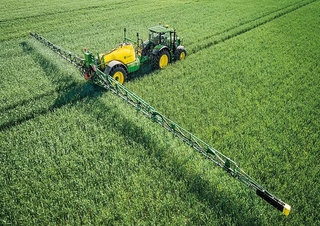 Irroratrice con barra su rimorchio John Deere R732i