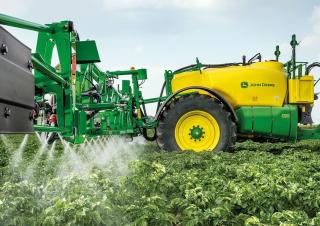 Irroratrice con barra su rimorchio John Deere R740i 