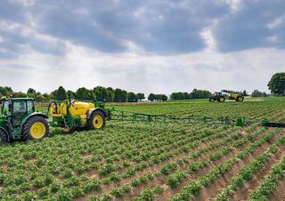 Irroratrice con barra su rimorchio John Deere R740i 