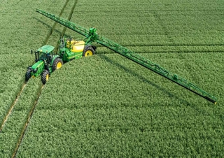Irroratrice con barra su rimorchio John Deere R944i
