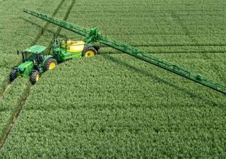 Irroratrice con barra su rimorchio John Deere R975i