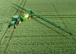 Irroratrice con barra su rimorchio John Deere R975i