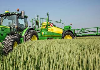 Irroratrice con barra su rimorchio John Deere R975i