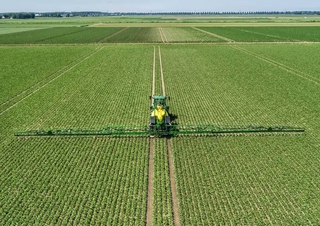 Irroratrice con barra su rimorchio John Deere R975i
