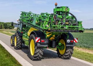 Irroratrice con barra su rimorchio John Deere R975i
