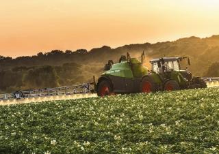 Irroratrice con barra su rimorchio Fendt Rogator 366