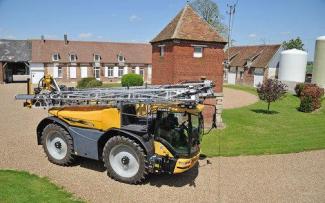 Irroratrici con barra aeree semoventi Challenger RoGator 635