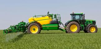 Irroratrice con barra su rimorchio John Deere R 962 i