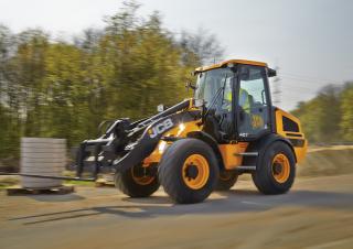 Pale gommate JCB 407