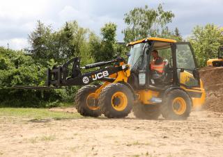 Pale gommate JCB 409
