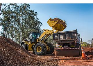 Pale gommate Caterpillar 966L