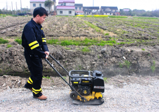 Piastre vibranti Piastre vibranti monodirezionali Bomag BPS 18/45
