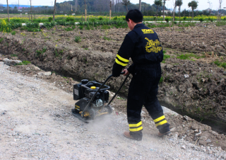 Piastre vibranti Piastre vibranti monodirezionali Bomag BPS 18/45