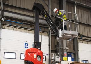 Piattaforme aeree articolate telescopiche Piattaforme aeree verticali Manitou 100 VJR