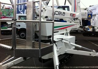 Piattaforme aeree articolate Piattaforme aeree articolate cingolate CELA DT15