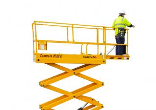 Piattaforme aeree a forbice Piattaforme aeree verticali a pantografo su ruote Haulotte COMPACT 2032 E