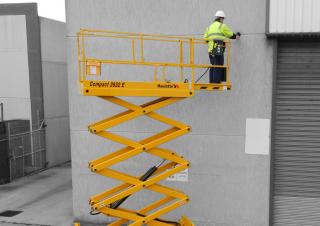 Piattaforme aeree a forbice Piattaforme aeree verticali a pantografo su ruote Haulotte COMPACT 2632 E 