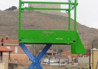 Piattaforme aeree a forbice Piattaforme aeree verticali a pantografo su ruote Mieve PE-6'4 mini