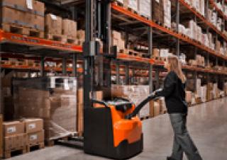 Stoccatori per pallet Impilatori Walkie BT SWE 140 S