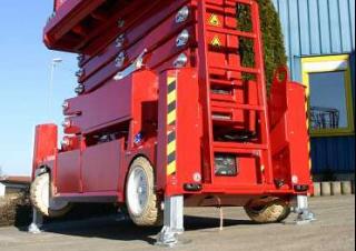 Piattaforme aeree a forbice Piattaforme aeree verticali a pantografo su ruote PB PB S 151-12 E