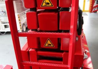 Piattaforme aeree a forbice Piattaforme aeree verticali a pantografo su ruote PB PB S 151-12 E