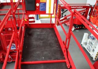 Piattaforme aeree a forbice Piattaforme aeree verticali a pantografo su ruote PB PB S 151-12 E