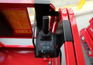 Piattaforme aeree a forbice Piattaforme aeree verticali a pantografo su ruote PB PB S140-12EC