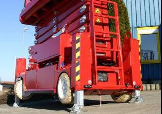 Piattaforme aeree a forbice Piattaforme aeree verticali a pantografo su ruote PB PB S171-12ES
